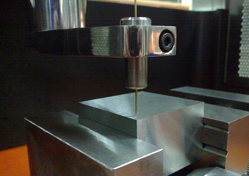 Quá trình khoan lỗ EDM sử dụng điện cực hình ống để khoan các lỗ nhỏ và sâu